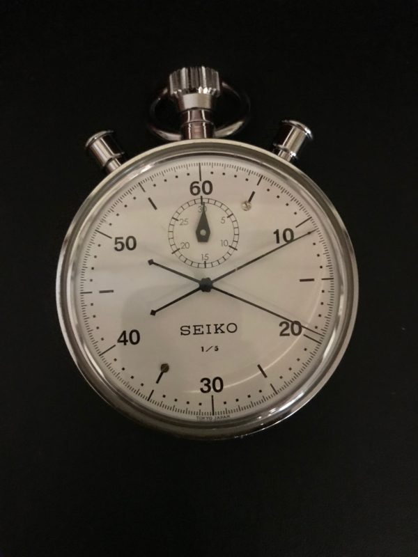 東京オリンピック（１９６４）に使用をされた、同型のストップ・ウオッチを展示しています – 時計とジュエリーの三原本店